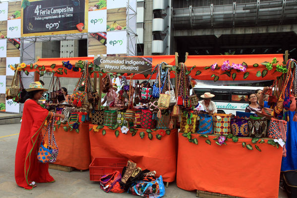 Feria Campesina “Frutos y expresiones de mi tierra”
Feria Campesina “Frutos y expresiones de mi tierra”
Fecha: Julio 5  de 2013. 
Para descargar esta fotografía en alta resolución, haga clic sobre la imagen hasta que la misma se despliegue en la pantalla completa; luego dé clic derecho y elija la opción "guardar imagen como". 
En caso de publicación por cualquier medio, solicitamos acompañarla del crédito: "Cortesía EPM".
Palabras clave: Feria Campesina Frutos expresiones tierra