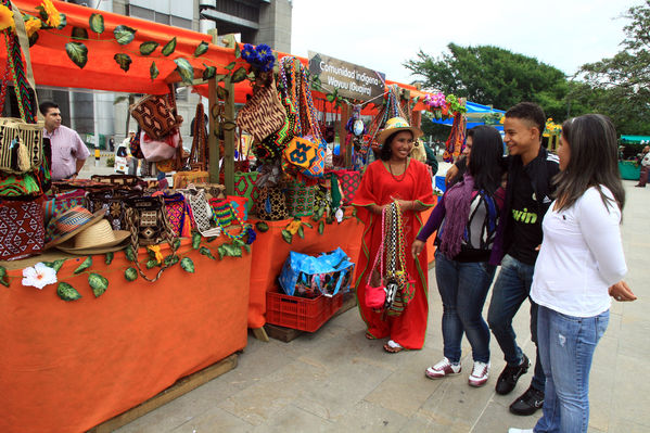 Feria Campesina “Frutos y expresiones de mi tierra”
Feria Campesina “Frutos y expresiones de mi tierra”
Fecha: Julio 5  de 2013. 
Para descargar esta fotografía en alta resolución, haga clic sobre la imagen hasta que la misma se despliegue en la pantalla completa; luego dé clic derecho y elija la opción "guardar imagen como". 
En caso de publicación por cualquier medio, solicitamos acompañarla del crédito: "Cortesía EPM".
Palabras clave: Feria Campesina Frutos expresiones tierra