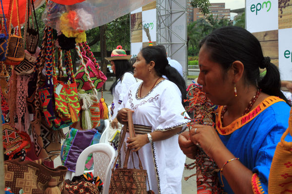 Feria Campesina “Frutos y expresiones de mi tierra”
Feria Campesina “Frutos y expresiones de mi tierra”
Fecha: Julio 5  de 2013. 
Para descargar esta fotografía en alta resolución, haga clic sobre la imagen hasta que la misma se despliegue en la pantalla completa; luego dé clic derecho y elija la opción "guardar imagen como". 
En caso de publicación por cualquier medio, solicitamos acompañarla del crédito: "Cortesía EPM".
Palabras clave: Feria Campesina Frutos expresiones tierra