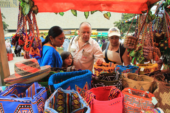 Feria Campesina “Frutos y expresiones de mi tierra”
Feria Campesina “Frutos y expresiones de mi tierra”
Fecha: Julio 5  de 2013. 
Para descargar esta fotografía en alta resolución, haga clic sobre la imagen hasta que la misma se despliegue en la pantalla completa; luego dé clic derecho y elija la opción "guardar imagen como". 
En caso de publicación por cualquier medio, solicitamos acompañarla del crédito: "Cortesía EPM".
Palabras clave: Feria Campesina Frutos expresiones tierra
