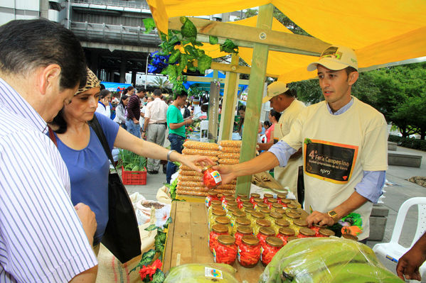 Feria Campesina “Frutos y expresiones de mi tierra”
Feria Campesina “Frutos y expresiones de mi tierra”
Fecha: Julio 5  de 2013. 
Para descargar esta fotografía en alta resolución, haga clic sobre la imagen hasta que la misma se despliegue en la pantalla completa; luego dé clic derecho y elija la opción "guardar imagen como". 
En caso de publicación por cualquier medio, solicitamos acompañarla del crédito: "Cortesía EPM".
Palabras clave: Feria Campesina Frutos expresiones tierra