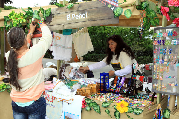 Feria Campesina “Frutos y expresiones de mi tierra”
Feria Campesina “Frutos y expresiones de mi tierra”
Fecha: Julio 5  de 2013. 
Para descargar esta fotografía en alta resolución, haga clic sobre la imagen hasta que la misma se despliegue en la pantalla completa; luego dé clic derecho y elija la opción "guardar imagen como". 
En caso de publicación por cualquier medio, solicitamos acompañarla del crédito: "Cortesía EPM".
Palabras clave: Feria Campesina Frutos expresiones tierra