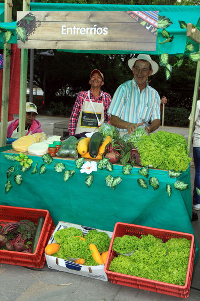 Feria Campesina “Frutos y expresiones de mi tierra”
Feria Campesina “Frutos y expresiones de mi tierra”
Fecha: Julio 5  de 2013. 
Para descargar esta fotografía en alta resolución, haga clic sobre la imagen hasta que la misma se despliegue en la pantalla completa; luego dé clic derecho y elija la opción "guardar imagen como". 
En caso de publicación por cualquier medio, solicitamos acompañarla del crédito: "Cortesía EPM".
Palabras clave: Feria Campesina Frutos expresiones tierra