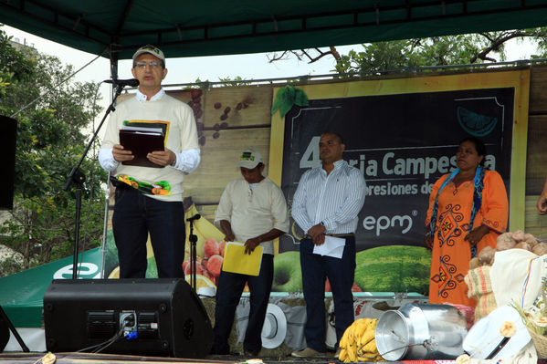 Feria Campesina “Frutos y expresiones de mi tierra”
Feria Campesina “Frutos y expresiones de mi tierra”
Fecha: Julio 5  de 2013. 
Para descargar esta fotografía en alta resolución, haga clic sobre la imagen hasta que la misma se despliegue en la pantalla completa; luego dé clic derecho y elija la opción "guardar imagen como". 
En caso de publicación por cualquier medio, solicitamos acompañarla del crédito: "Cortesía EPM".
Palabras clave: Feria Campesina Frutos expresiones tierra