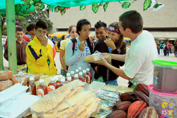 Feria Campesina “Frutos y expresiones de mi tierra”
Feria Campesina “Frutos y expresiones de mi tierra”
Fecha: Julio 5  de 2013. 
Para descargar esta fotografía en alta resolución, haga clic sobre la imagen hasta que la misma se despliegue en la pantalla completa; luego dé clic derecho y elija la opción "guardar imagen como". 
En caso de publicación por cualquier medio, solicitamos acompañarla del crédito: "Cortesía EPM".
Palabras clave: Feria Campesina Frutos expresiones tierra