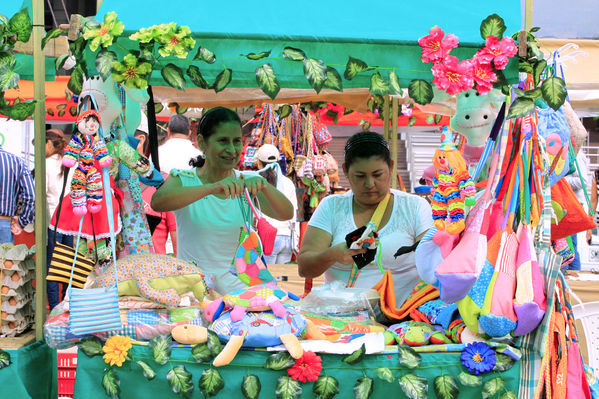 Feria Campesina “Frutos y expresiones de mi tierra”
Feria Campesina “Frutos y expresiones de mi tierra”
Fecha: Julio 5  de 2013. 
Para descargar esta fotografía en alta resolución, haga clic sobre la imagen hasta que la misma se despliegue en la pantalla completa; luego dé clic derecho y elija la opción "guardar imagen como". 
En caso de publicación por cualquier medio, solicitamos acompañarla del crédito: "Cortesía EPM".
Palabras clave: Feria Campesina Frutos expresiones tierra