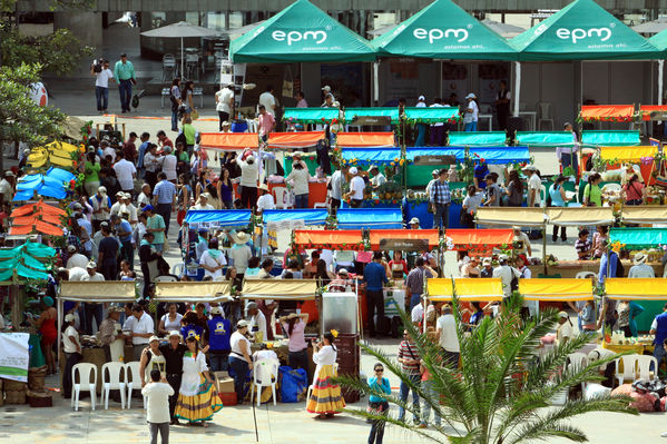 Feria Campesina “Frutos y expresiones de mi tierra”
Feria Campesina “Frutos y expresiones de mi tierra”
Fecha: Julio 5  de 2013. 
Para descargar esta fotografía en alta resolución, haga clic sobre la imagen hasta que la misma se despliegue en la pantalla completa; luego dé clic derecho y elija la opción "guardar imagen como". 
En caso de publicación por cualquier medio, solicitamos acompañarla del crédito: "Cortesía EPM".
Palabras clave: Feria Campesina Frutos expresiones tierra