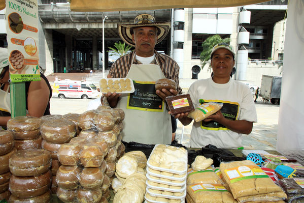 Feria Campesina “Frutos y expresiones de mi tierra”
Feria Campesina “Frutos y expresiones de mi tierra”
Fecha: Julio 5  de 2013. 
Para descargar esta fotografía en alta resolución, haga clic sobre la imagen hasta que la misma se despliegue en la pantalla completa; luego dé clic derecho y elija la opción "guardar imagen como". 
En caso de publicación por cualquier medio, solicitamos acompañarla del crédito: "Cortesía EPM".
Palabras clave: Feria Campesina Frutos expresiones tierra