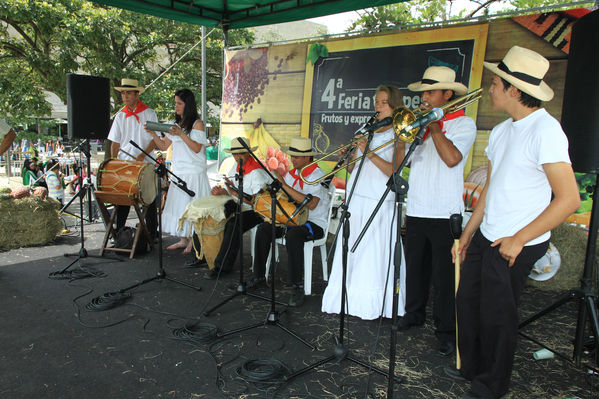 Feria Campesina “Frutos y expresiones de mi tierra”
Feria Campesina “Frutos y expresiones de mi tierra”
Fecha: Julio 5  de 2013. 
Para descargar esta fotografía en alta resolución, haga clic sobre la imagen hasta que la misma se despliegue en la pantalla completa; luego dé clic derecho y elija la opción "guardar imagen como". 
En caso de publicación por cualquier medio, solicitamos acompañarla del crédito: "Cortesía EPM".
Palabras clave: Feria Campesina Frutos expresiones tierra