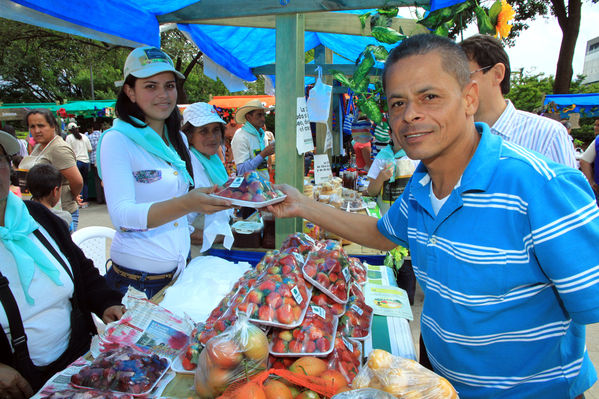 Feria Campesina “Frutos y expresiones de mi tierra”
Feria Campesina “Frutos y expresiones de mi tierra”
Fecha: Julio 5  de 2013. 
Para descargar esta fotografía en alta resolución, haga clic sobre la imagen hasta que la misma se despliegue en la pantalla completa; luego dé clic derecho y elija la opción "guardar imagen como". 
En caso de publicación por cualquier medio, solicitamos acompañarla del crédito: "Cortesía EPM".
Palabras clave: Feria Campesina Frutos expresiones tierra
