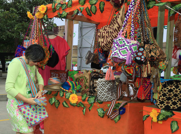 Feria Campesina “Frutos y expresiones de mi tierra”
Feria Campesina “Frutos y expresiones de mi tierra”
Fecha: Julio 5  de 2013. 
Para descargar esta fotografía en alta resolución, haga clic sobre la imagen hasta que la misma se despliegue en la pantalla completa; luego dé clic derecho y elija la opción "guardar imagen como". 
En caso de publicación por cualquier medio, solicitamos acompañarla del crédito: "Cortesía EPM".
Palabras clave: Feria Campesina Frutos expresiones tierra