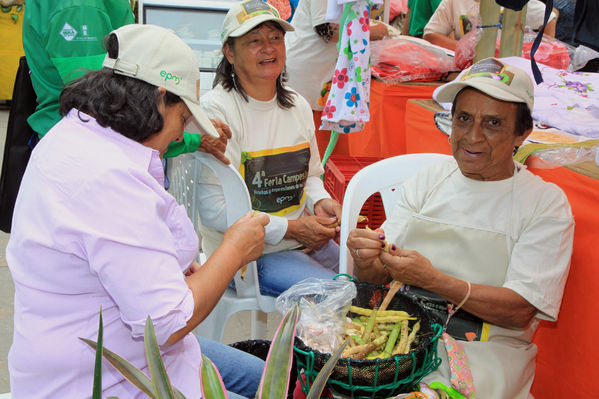 Feria Campesina “Frutos y expresiones de mi tierra”
Feria Campesina “Frutos y expresiones de mi tierra”
Fecha: Julio 5  de 2013. 
Para descargar esta fotografía en alta resolución, haga clic sobre la imagen hasta que la misma se despliegue en la pantalla completa; luego dé clic derecho y elija la opción "guardar imagen como". 
En caso de publicación por cualquier medio, solicitamos acompañarla del crédito: "Cortesía EPM".
Palabras clave: Feria Campesina Frutos expresiones tierra