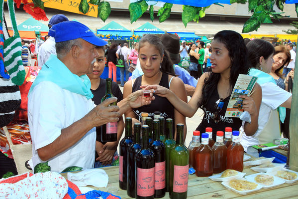 Feria Campesina “Frutos y expresiones de mi tierra”
Feria Campesina “Frutos y expresiones de mi tierra”
Fecha: Julio 5  de 2013. 
Para descargar esta fotografía en alta resolución, haga clic sobre la imagen hasta que la misma se despliegue en la pantalla completa; luego dé clic derecho y elija la opción "guardar imagen como". 
En caso de publicación por cualquier medio, solicitamos acompañarla del crédito: "Cortesía EPM".
Palabras clave: Feria Campesina Frutos expresiones tierra