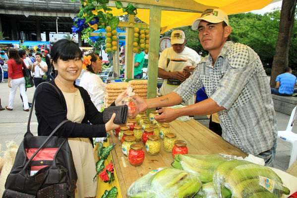 Feria Campesina “Frutos y expresiones de mi tierra”
Feria Campesina “Frutos y expresiones de mi tierra”
Fecha: Julio 5  de 2013. 
Para descargar esta fotografía en alta resolución, haga clic sobre la imagen hasta que la misma se despliegue en la pantalla completa; luego dé clic derecho y elija la opción "guardar imagen como". 
En caso de publicación por cualquier medio, solicitamos acompañarla del crédito: "Cortesía EPM".
Palabras clave: Feria Campesina Frutos expresiones tierra