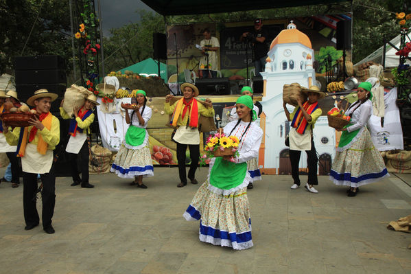 Feria Campesina “Frutos y expresiones de mi tierra”
Feria Campesina “Frutos y expresiones de mi tierra”
Fecha: Julio 5  de 2013. 
Para descargar esta fotografía en alta resolución, haga clic sobre la imagen hasta que la misma se despliegue en la pantalla completa; luego dé clic derecho y elija la opción "guardar imagen como". 
En caso de publicación por cualquier medio, solicitamos acompañarla del crédito: "Cortesía EPM".
Palabras clave: Feria Campesina Frutos expresiones tierra