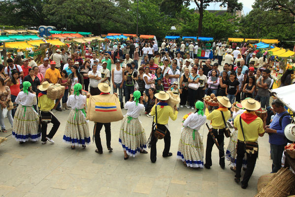 Feria Campesina “Frutos y expresiones de mi tierra”
Feria Campesina “Frutos y expresiones de mi tierra”
Fecha: Julio 5  de 2013. 
Para descargar esta fotografía en alta resolución, haga clic sobre la imagen hasta que la misma se despliegue en la pantalla completa; luego dé clic derecho y elija la opción "guardar imagen como". 
En caso de publicación por cualquier medio, solicitamos acompañarla del crédito: "Cortesía EPM".
Palabras clave: Feria Campesina Frutos expresiones tierra