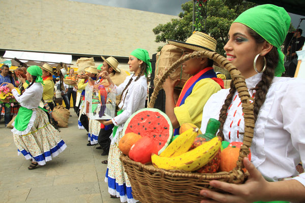 Feria Campesina “Frutos y expresiones de mi tierra”
Feria Campesina “Frutos y expresiones de mi tierra”
Fecha: Julio 5  de 2013. 
Para descargar esta fotografía en alta resolución, haga clic sobre la imagen hasta que la misma se despliegue en la pantalla completa; luego dé clic derecho y elija la opción "guardar imagen como". 
En caso de publicación por cualquier medio, solicitamos acompañarla del crédito: "Cortesía EPM".
Palabras clave: Feria Campesina Frutos expresiones tierra