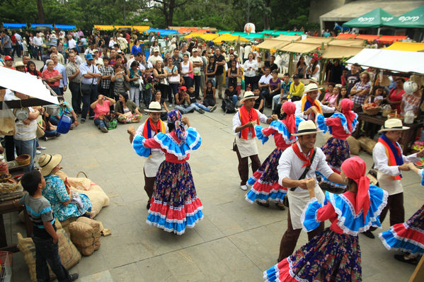 Feria Campesina “Frutos y expresiones de mi tierra”
Feria Campesina “Frutos y expresiones de mi tierra”
Fecha: Julio 5  de 2013. 
Para descargar esta fotografía en alta resolución, haga clic sobre la imagen hasta que la misma se despliegue en la pantalla completa; luego dé clic derecho y elija la opción "guardar imagen como". 
En caso de publicación por cualquier medio, solicitamos acompañarla del crédito: "Cortesía EPM".
Palabras clave: Feria Campesina Frutos expresiones tierra