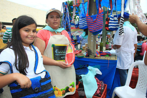 Feria Campesina “Frutos y expresiones de mi tierra”
Feria Campesina “Frutos y expresiones de mi tierra”
Fecha: Julio 5  de 2013. 
Para descargar esta fotografía en alta resolución, haga clic sobre la imagen hasta que la misma se despliegue en la pantalla completa; luego dé clic derecho y elija la opción "guardar imagen como". 
En caso de publicación por cualquier medio, solicitamos acompañarla del crédito: "Cortesía EPM".
Palabras clave: Feria Campesina Frutos expresiones tierra