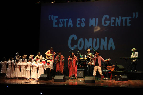  Festival Cultural Intercomunas EPM
 Festival Cultural Intercomunas EPM
Fecha: Julio 6  de 2013. Lugar: Teatro Pablo Tobón Uribe
Para descargar esta fotografía en alta resolución, haga clic sobre la imagen hasta que la misma se despliegue en la pantalla completa; luego dé clic derecho y elija la opción "guardar imagen como". 
En caso de publicación por cualquier medio, solicitamos acompañarla del crédito: "Cortesía EPM".
Palabras clave: Festival Cultural Intercomunas EPM