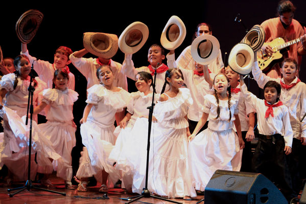  Festival Cultural Intercomunas EPM
 Festival Cultural Intercomunas EPM
Fecha: Julio 6  de 2013. Lugar: Teatro Pablo Tobón Uribe
Para descargar esta fotografía en alta resolución, haga clic sobre la imagen hasta que la misma se despliegue en la pantalla completa; luego dé clic derecho y elija la opción "guardar imagen como". 
En caso de publicación por cualquier medio, solicitamos acompañarla del crédito: "Cortesía EPM".
Palabras clave: Festival Cultural Intercomunas EPM