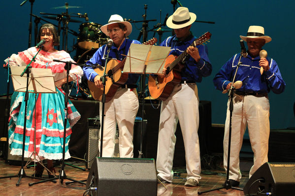  Festival Cultural Intercomunas EPM
 Festival Cultural Intercomunas EPM
Fecha: Julio 6  de 2013. Lugar: Teatro Pablo Tobón Uribe
Para descargar esta fotografía en alta resolución, haga clic sobre la imagen hasta que la misma se despliegue en la pantalla completa; luego dé clic derecho y elija la opción "guardar imagen como". 
En caso de publicación por cualquier medio, solicitamos acompañarla del crédito: "Cortesía EPM".
Palabras clave: Festival Cultural Intercomunas EPM