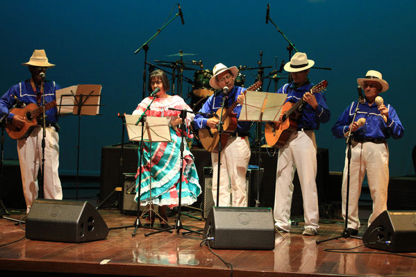  Festival Cultural Intercomunas EPM
 Festival Cultural Intercomunas EPM
Fecha: Julio 6  de 2013. Lugar: Teatro Pablo Tobón Uribe
Para descargar esta fotografía en alta resolución, haga clic sobre la imagen hasta que la misma se despliegue en la pantalla completa; luego dé clic derecho y elija la opción "guardar imagen como". 
En caso de publicación por cualquier medio, solicitamos acompañarla del crédito: "Cortesía EPM".
Palabras clave: Festival Cultural Intercomunas EPM