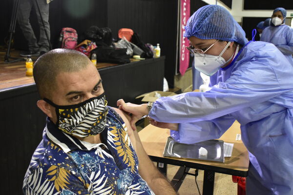 Vacunación personal Hidroituango sede Comfama Copacabana
Vacunación personal Hidroituango en sede Comfama Copacabana.
Fecha: Julio 6 2021
Para descargar esta fotografía en alta resolución, haga clic sobre la imagen hasta que la misma se despliegue en la pantalla completa; luego dé clic derecho y elija la opción "guardar imagen como". 
En caso de publicación por cualquier medio, solicitamos acompañarla del crédito: "Foto EPM"
Palabras clave: Vacunación personal Hidroituango sede Comfama Copacabana