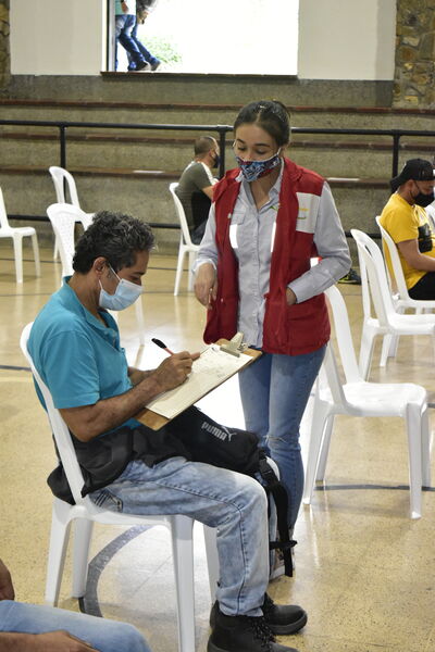 Vacunación personal Hidroituango sede Comfama Copacabana
Vacunación personal Hidroituango en sede Comfama Copacabana.
Fecha: Julio 6 2021
Para descargar esta fotografía en alta resolución, haga clic sobre la imagen hasta que la misma se despliegue en la pantalla completa; luego dé clic derecho y elija la opción "guardar imagen como". 
En caso de publicación por cualquier medio, solicitamos acompañarla del crédito: "Foto EPM"
Palabras clave: Vacunación personal Hidroituango sede Comfama Copacabana