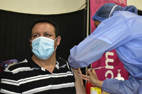 Vacunación personal Hidroituango sede Comfama Copacabana
Vacunación personal Hidroituango en sede Comfama Copacabana.
Fecha: Julio 6 2021
Para descargar esta fotografía en alta resolución, haga clic sobre la imagen hasta que la misma se despliegue en la pantalla completa; luego dé clic derecho y elija la opción "guardar imagen como". 
En caso de publicación por cualquier medio, solicitamos acompañarla del crédito: "Foto EPM"
Palabras clave: Vacunación personal Hidroituango sede Comfama Copacabana