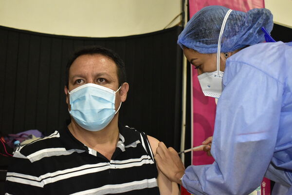 Vacunación personal Hidroituango sede Comfama Copacabana
Vacunación personal Hidroituango en sede Comfama Copacabana.
Fecha: Julio 6 2021
Para descargar esta fotografía en alta resolución, haga clic sobre la imagen hasta que la misma se despliegue en la pantalla completa; luego dé clic derecho y elija la opción "guardar imagen como". 
En caso de publicación por cualquier medio, solicitamos acompañarla del crédito: "Foto EPM"
Palabras clave: Vacunación personal Hidroituango sede Comfama Copacabana