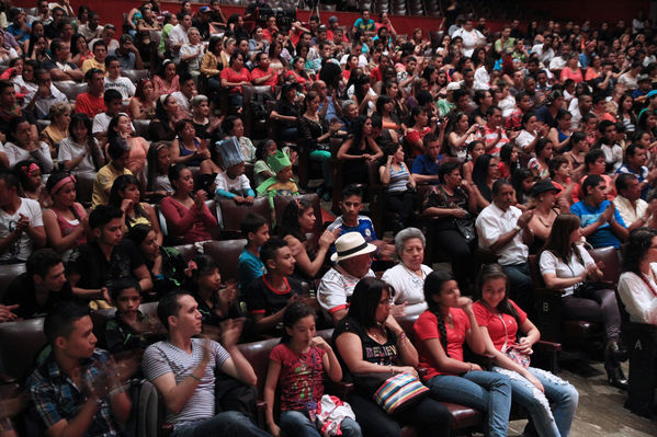  Festival Cultural Intercomunas EPM
 Festival Cultural Intercomunas EPM
Fecha: Julio 7  de 2013. Lugar: Teatro Pablo Tobón Uribe
Para descargar esta fotografía en alta resolución, haga clic sobre la imagen hasta que la misma se despliegue en la pantalla completa; luego dé clic derecho y elija la opción "guardar imagen como". 
En caso de publicación por cualquier medio, solicitamos acompañarla del crédito: "Cortesía EPM".
Palabras clave: Festival Cultural Intercomunas EPM premiación