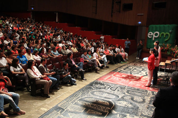  Festival Cultural Intercomunas EPM
 Festival Cultural Intercomunas EPM
Fecha: Julio 7  de 2013. Lugar: Teatro Pablo Tobón Uribe
Para descargar esta fotografía en alta resolución, haga clic sobre la imagen hasta que la misma se despliegue en la pantalla completa; luego dé clic derecho y elija la opción "guardar imagen como". 
En caso de publicación por cualquier medio, solicitamos acompañarla del crédito: "Cortesía EPM".
Palabras clave: Festival Cultural Intercomunas EPM premiación