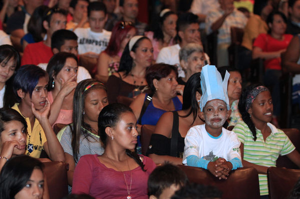  Festival Cultural Intercomunas EPM
 Festival Cultural Intercomunas EPM
Fecha: Julio 7  de 2013. Lugar: Teatro Pablo Tobón Uribe
Para descargar esta fotografía en alta resolución, haga clic sobre la imagen hasta que la misma se despliegue en la pantalla completa; luego dé clic derecho y elija la opción "guardar imagen como". 
En caso de publicación por cualquier medio, solicitamos acompañarla del crédito: "Cortesía EPM".
Palabras clave: Festival Cultural Intercomunas EPM premiación