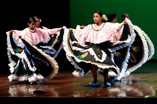  Festival Cultural Intercomunas EPM
 Festival Cultural Intercomunas EPM
Fecha: Julio 7  de 2013. Lugar: Teatro Pablo Tobón Uribe
Para descargar esta fotografía en alta resolución, haga clic sobre la imagen hasta que la misma se despliegue en la pantalla completa; luego dé clic derecho y elija la opción "guardar imagen como". 
En caso de publicación por cualquier medio, solicitamos acompañarla del crédito: "Cortesía EPM".
Palabras clave: Festival Cultural Intercomunas EPM premiación