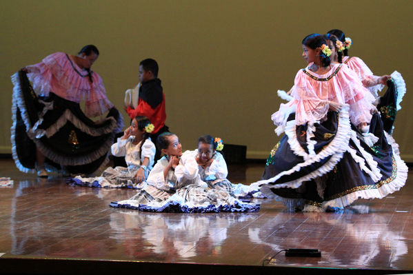  Festival Cultural Intercomunas EPM
 Festival Cultural Intercomunas EPM
Fecha: Julio 7  de 2013. Lugar: Teatro Pablo Tobón Uribe
Para descargar esta fotografía en alta resolución, haga clic sobre la imagen hasta que la misma se despliegue en la pantalla completa; luego dé clic derecho y elija la opción "guardar imagen como". 
En caso de publicación por cualquier medio, solicitamos acompañarla del crédito: "Cortesía EPM".
Palabras clave: Festival Cultural Intercomunas EPM premiación