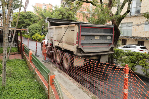 Avances pavimentos  Bello
Avances pavimentos  Bello
Fecha: 12 Junio 2020.
Para descargar esta fotografía en alta resolución, haga clic sobre la imagen hasta que la misma se despliegue en la pantalla completa; luego dé clic derecho y elija la opción "guardar imagen como".
En caso de publicación por cualquier medio, solicitamos acompañarla del crédito: "Foto EPM"

Palabras clave: Avances pavimentos  Bello