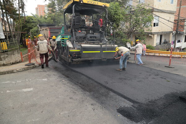 Avances pavimentos  Bello
Avances pavimentos  Bello
Fecha: 12 Junio 2020.
Para descargar esta fotografía en alta resolución, haga clic sobre la imagen hasta que la misma se despliegue en la pantalla completa; luego dé clic derecho y elija la opción "guardar imagen como".
En caso de publicación por cualquier medio, solicitamos acompañarla del crédito: "Foto EPM"

Palabras clave: Avances pavimentos  Bello