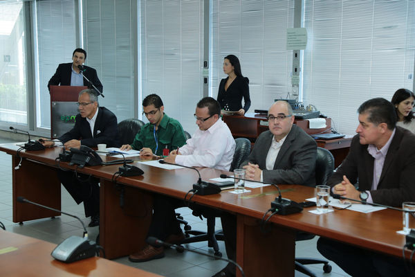 Firma de la prórroga del convenio de aguas del Atrato 
Firma de la prórroga del convenio de aguas del Atrato 
Fecha: Junio 18 de 2015
Para descargar esta fotografía en alta resolución, haga clic sobre la imagen hasta que la misma se despliegue en la pantalla completa; luego dé clic derecho y elija la opción "guardar imagen como". 
En caso de publicación por cualquier medio, solicitamos acompañarla del crédito: "Foto EPM"
Palabras clave: Firma prórroga convenio aguas Atrato