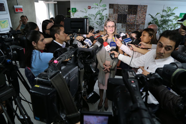 Firma de la prórroga del convenio de aguas del Atrato 
Firma de la prórroga del convenio de aguas del Atrato 
Fecha: Junio 18 de 2015
Para descargar esta fotografía en alta resolución, haga clic sobre la imagen hasta que la misma se despliegue en la pantalla completa; luego dé clic derecho y elija la opción "guardar imagen como". 
En caso de publicación por cualquier medio, solicitamos acompañarla del crédito: "Foto EPM"
Palabras clave: Firma prórroga convenio aguas Atrato