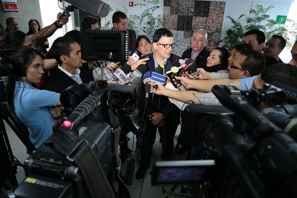 Firma de la prórroga del convenio de aguas del Atrato 
Firma de la prórroga del convenio de aguas del Atrato 
Fecha: Junio 18 de 2015
Para descargar esta fotografía en alta resolución, haga clic sobre la imagen hasta que la misma se despliegue en la pantalla completa; luego dé clic derecho y elija la opción "guardar imagen como". 
En caso de publicación por cualquier medio, solicitamos acompañarla del crédito: "Foto EPM"
Palabras clave: Firma prórroga convenio aguas Atrato