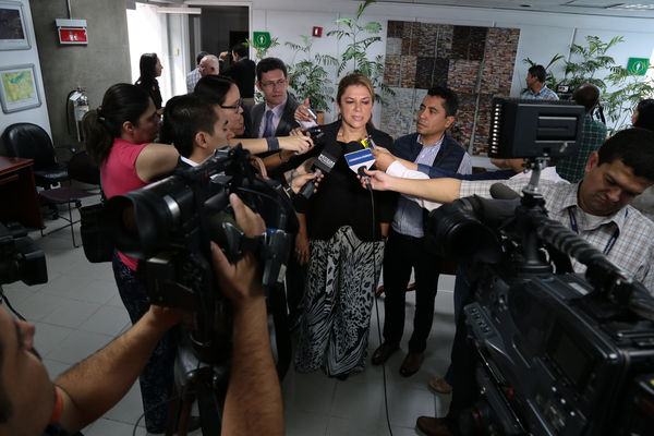 Firma de la prórroga del convenio de aguas del Atrato 
Firma de la prórroga del convenio de aguas del Atrato 
Fecha: Junio 18 de 2015
Para descargar esta fotografía en alta resolución, haga clic sobre la imagen hasta que la misma se despliegue en la pantalla completa; luego dé clic derecho y elija la opción "guardar imagen como". 
En caso de publicación por cualquier medio, solicitamos acompañarla del crédito: "Foto EPM"

Palabras clave: Firma prórroga convenio aguas Atrato