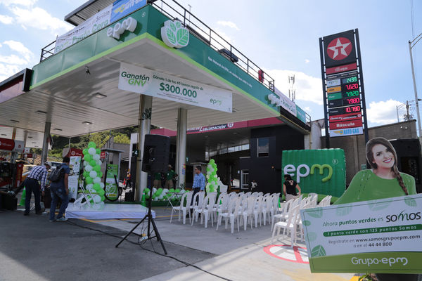 Inauguración de estación de GNV - visita de Ministro a clientes 
Inauguración de estación de GNV - visita de Ministro a clientes  
Fecha: Junio 19 de 2015. Lugar: Medellín -  La Iguaná Estación de Servicio Punto 0
Para descargar esta fotografía en alta resolución, haga clic sobre la imagen hasta que la misma se despliegue en la pantalla completa; luego dé clic derecho y elija la opción "guardar imagen como". 
En caso de publicación por cualquier medio, solicitamos acompañarla del crédito: "Foto EPM"
Palabras clave: Inauguración estación GNV visita Ministro clientes