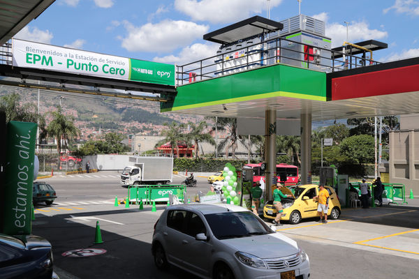 Inauguración de estación de GNV - visita de Ministro a clientes 
Inauguración de estación de GNV - visita de Ministro a clientes  
Fecha: Junio 19 de 2015. Lugar: Medellín -  La Iguaná Estación de Servicio Punto 0
Para descargar esta fotografía en alta resolución, haga clic sobre la imagen hasta que la misma se despliegue en la pantalla completa; luego dé clic derecho y elija la opción "guardar imagen como". 
En caso de publicación por cualquier medio, solicitamos acompañarla del crédito: "Foto EPM"
Palabras clave: Inauguración estación GNV visita Ministro clientes