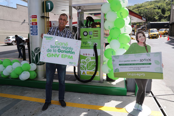 Inauguración de estación de GNV - visita de Ministro a clientes 
Inauguración de estación de GNV - visita de Ministro a clientes  
Fecha: Junio 19 de 2015. Lugar: Medellín -  La Iguaná Estación de Servicio Punto 0
Para descargar esta fotografía en alta resolución, haga clic sobre la imagen hasta que la misma se despliegue en la pantalla completa; luego dé clic derecho y elija la opción "guardar imagen como". 
En caso de publicación por cualquier medio, solicitamos acompañarla del crédito: "Foto EPM"
Palabras clave: Inauguración estación GNV visita Ministro clientes