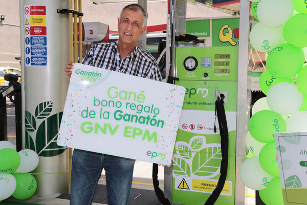 Inauguración de estación de GNV - visita de Ministro a clientes 
Inauguración de estación de GNV - visita de Ministro a clientes  
Fecha: Junio 19 de 2015. Lugar: Medellín -  La Iguaná Estación de Servicio Punto 0
Para descargar esta fotografía en alta resolución, haga clic sobre la imagen hasta que la misma se despliegue en la pantalla completa; luego dé clic derecho y elija la opción "guardar imagen como". 
En caso de publicación por cualquier medio, solicitamos acompañarla del crédito: "Foto EPM"
Palabras clave: Inauguración estación GNV visita Ministro clientes