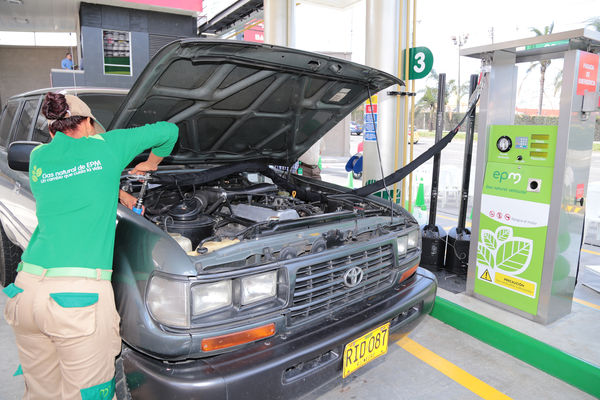 Inauguración de estación de GNV - visita de Ministro a clientes 
Inauguración de estación de GNV - visita de Ministro a clientes  
Fecha: Junio 19 de 2015. Lugar: Medellín -  La Iguaná Estación de Servicio Punto 0
Para descargar esta fotografía en alta resolución, haga clic sobre la imagen hasta que la misma se despliegue en la pantalla completa; luego dé clic derecho y elija la opción "guardar imagen como". 
En caso de publicación por cualquier medio, solicitamos acompañarla del crédito: "Foto EPM"
Palabras clave: Inauguración estación GNV visita Ministro clientes
