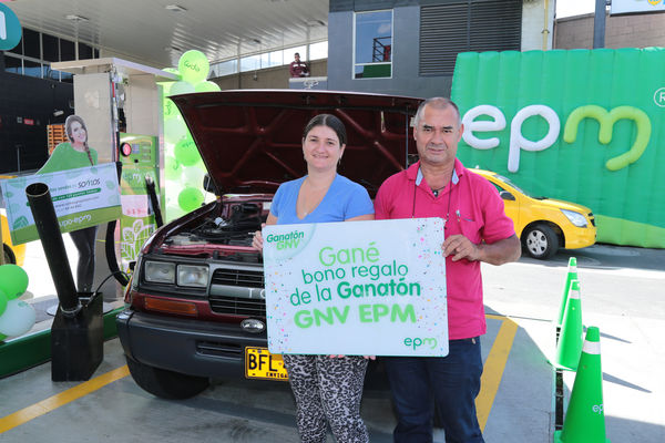 Inauguración de estación de GNV - visita de Ministro a clientes 
Inauguración de estación de GNV - visita de Ministro a clientes  
Fecha: Junio 19 de 2015. Lugar: Medellín -  La Iguaná Estación de Servicio Punto 0
Para descargar esta fotografía en alta resolución, haga clic sobre la imagen hasta que la misma se despliegue en la pantalla completa; luego dé clic derecho y elija la opción "guardar imagen como". 
En caso de publicación por cualquier medio, solicitamos acompañarla del crédito: "Foto EPM"
Palabras clave: Inauguración estación GNV visita Ministro clientes