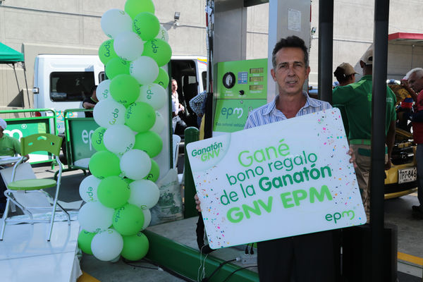 Inauguración de estación de GNV - visita de Ministro a clientes 
Inauguración de estación de GNV - visita de Ministro a clientes  
Fecha: Junio 19 de 2015. Lugar: Medellín -  La Iguaná Estación de Servicio Punto 0
Para descargar esta fotografía en alta resolución, haga clic sobre la imagen hasta que la misma se despliegue en la pantalla completa; luego dé clic derecho y elija la opción "guardar imagen como". 
En caso de publicación por cualquier medio, solicitamos acompañarla del crédito: "Foto EPM"
Palabras clave: Inauguración estación GNV visita Ministro clientes