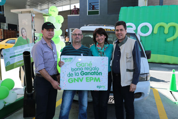 Inauguración de estación de GNV - visita de Ministro a clientes 
Inauguración de estación de GNV - visita de Ministro a clientes  
Fecha: Junio 19 de 2015. Lugar: Medellín -  La Iguaná Estación de Servicio Punto 0
Para descargar esta fotografía en alta resolución, haga clic sobre la imagen hasta que la misma se despliegue en la pantalla completa; luego dé clic derecho y elija la opción "guardar imagen como". 
En caso de publicación por cualquier medio, solicitamos acompañarla del crédito: "Foto EPM"
Palabras clave: Inauguración estación GNV visita Ministro clientes